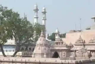 The Archaeological Survey of India (ASI) report on the Gyanvapi mosque complex revealed evidence of a large Hindu temple before its construction. As a result, security measures were put in place to prevent untoward incidents during the disputed Jumma, with media kept at a distance to avoid misinformation.