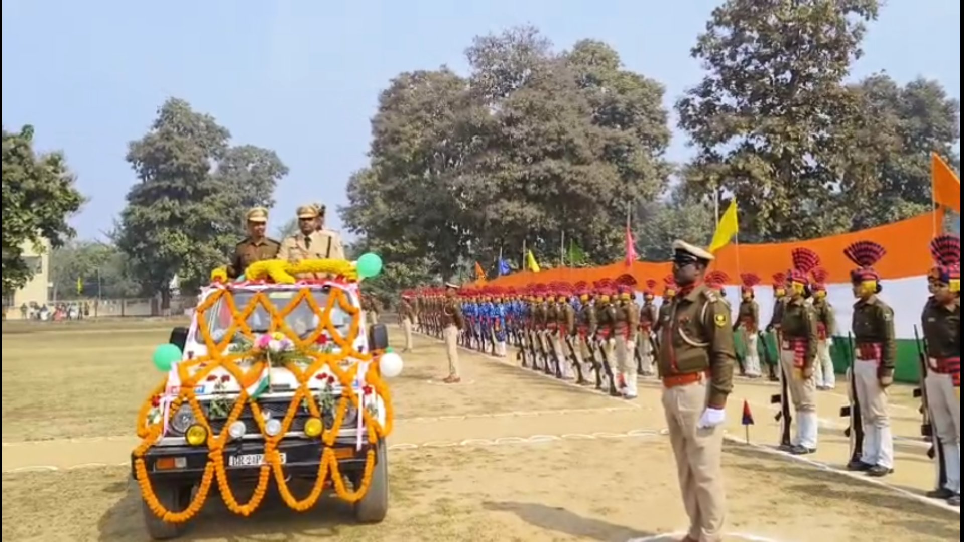 एसपी विनीत कुमार ने परेड की ली सलामी