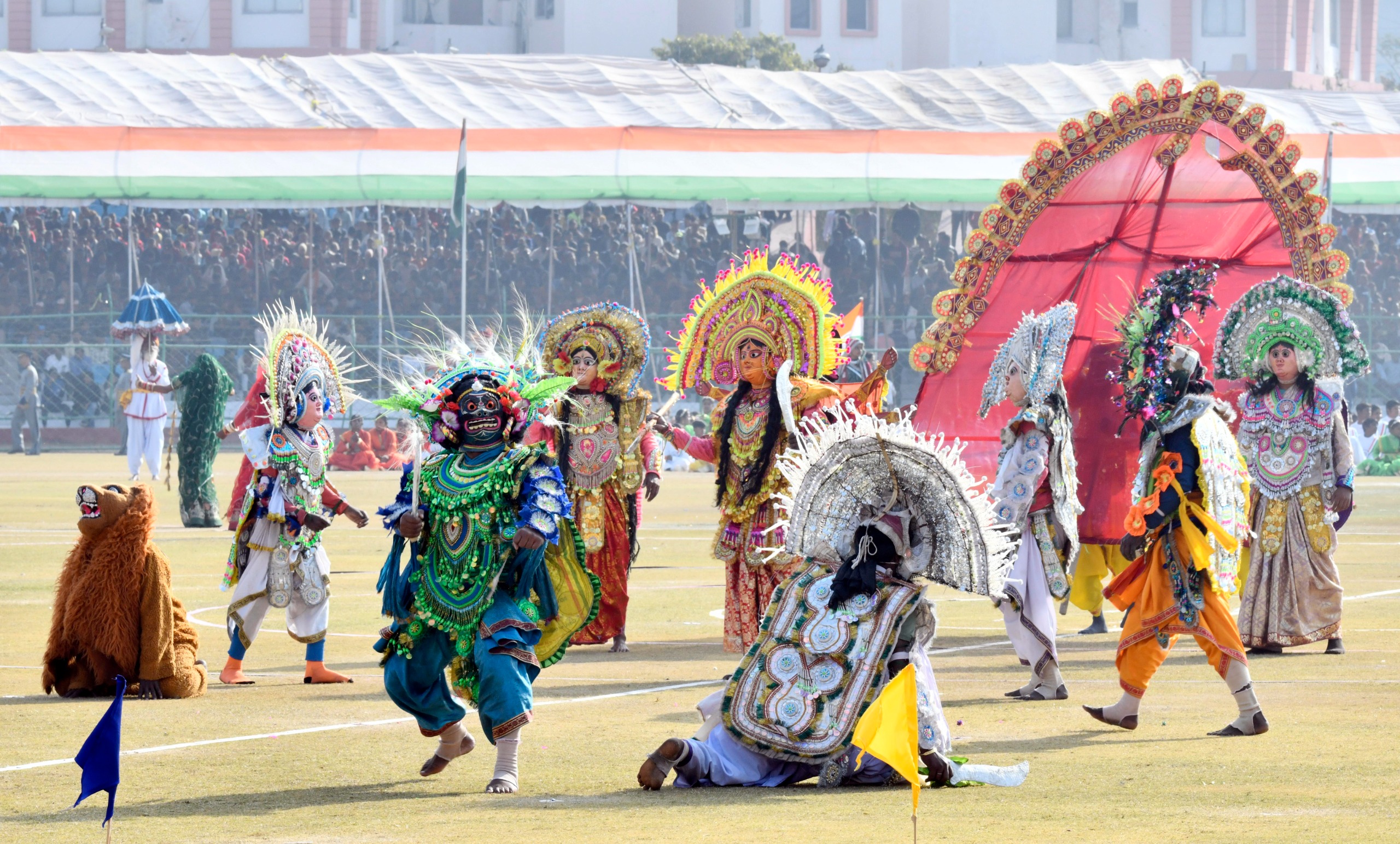 कलाकारों ने दी प्रस्तुतियां