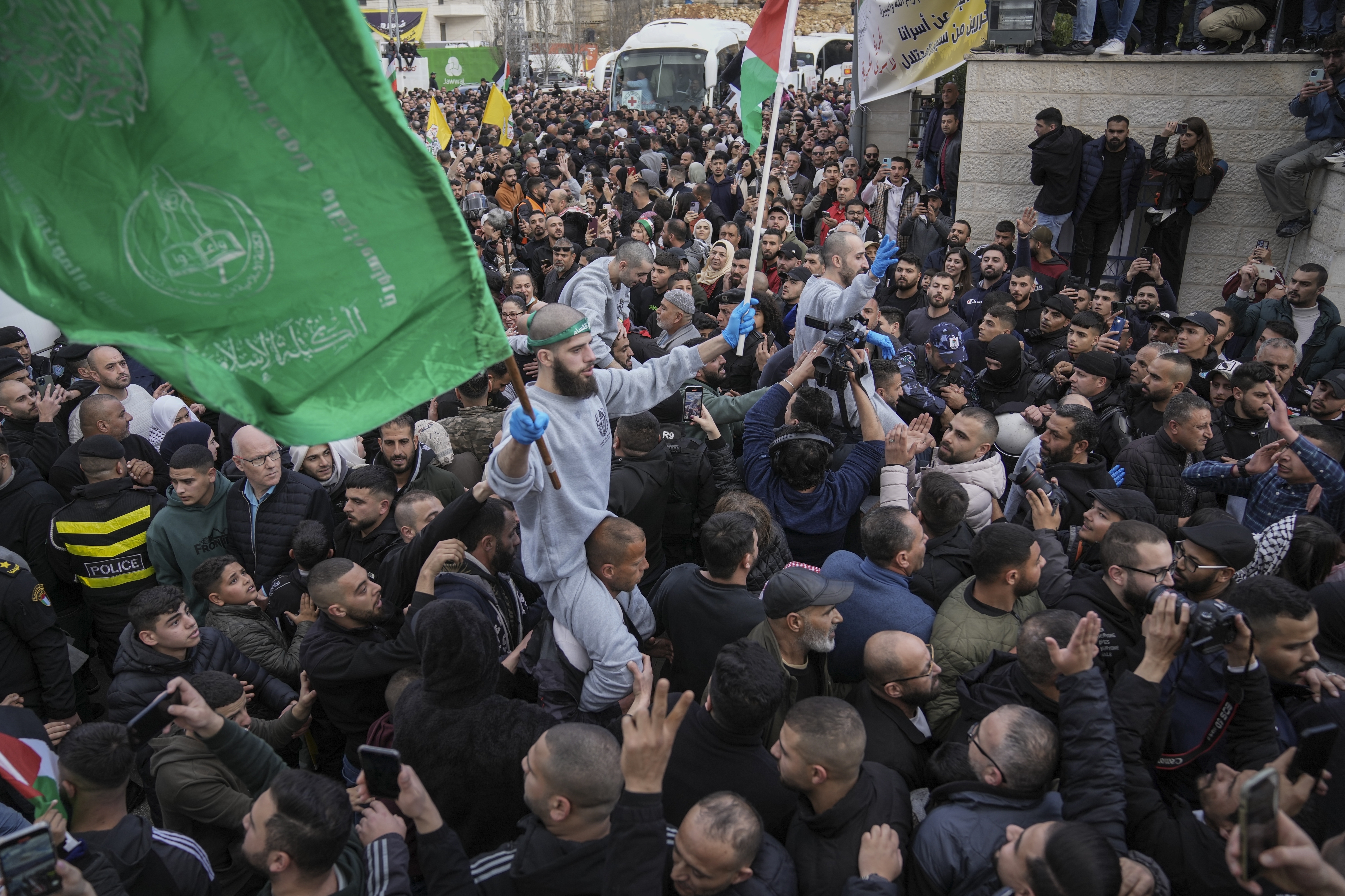 رہائی پانے والا ایک فلسطینی قیدی فلسطین و حماس کا جھنڈا لہراتے ہوئے