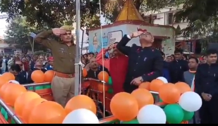 KANPUR AUTO DRIVER HOISTED TIRANGA WITH DM AS SPECIAL GUEST.