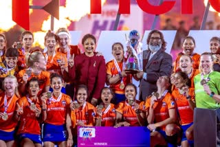 CM Hemant Soren gave trophy to Odisha Warriors team became winner of Womens Hockey League In Ranchi