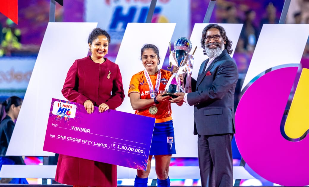 CM Hemant Soren gave trophy to Odisha Warriors team became winner of Womens Hockey League In Ranchi