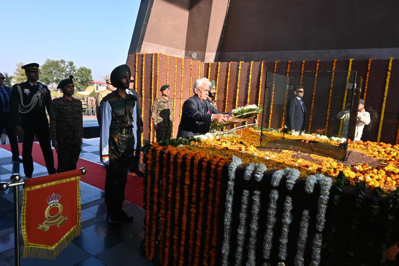 J-K LG Manoj Sinha lays wreath on the ‘Eternal Flame’ at Balidan Stambh Jammu on Republic Day