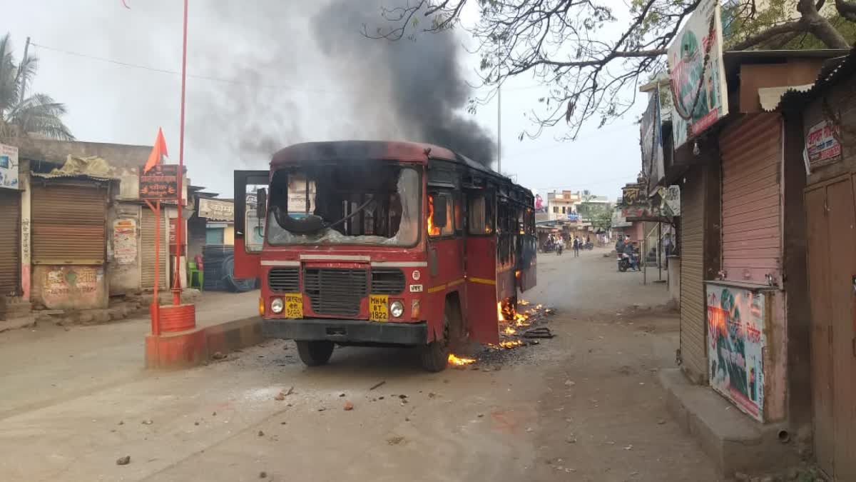 Maratha reservation issue  ST bus on fire in Ambad  മറാത്ത സംവരണം  മറാത്ത സംവരണത്തിൽ ബസ്‌ കത്തിച്ചു  മനോജ് ജാരംഗേ പാട്ടീൽ