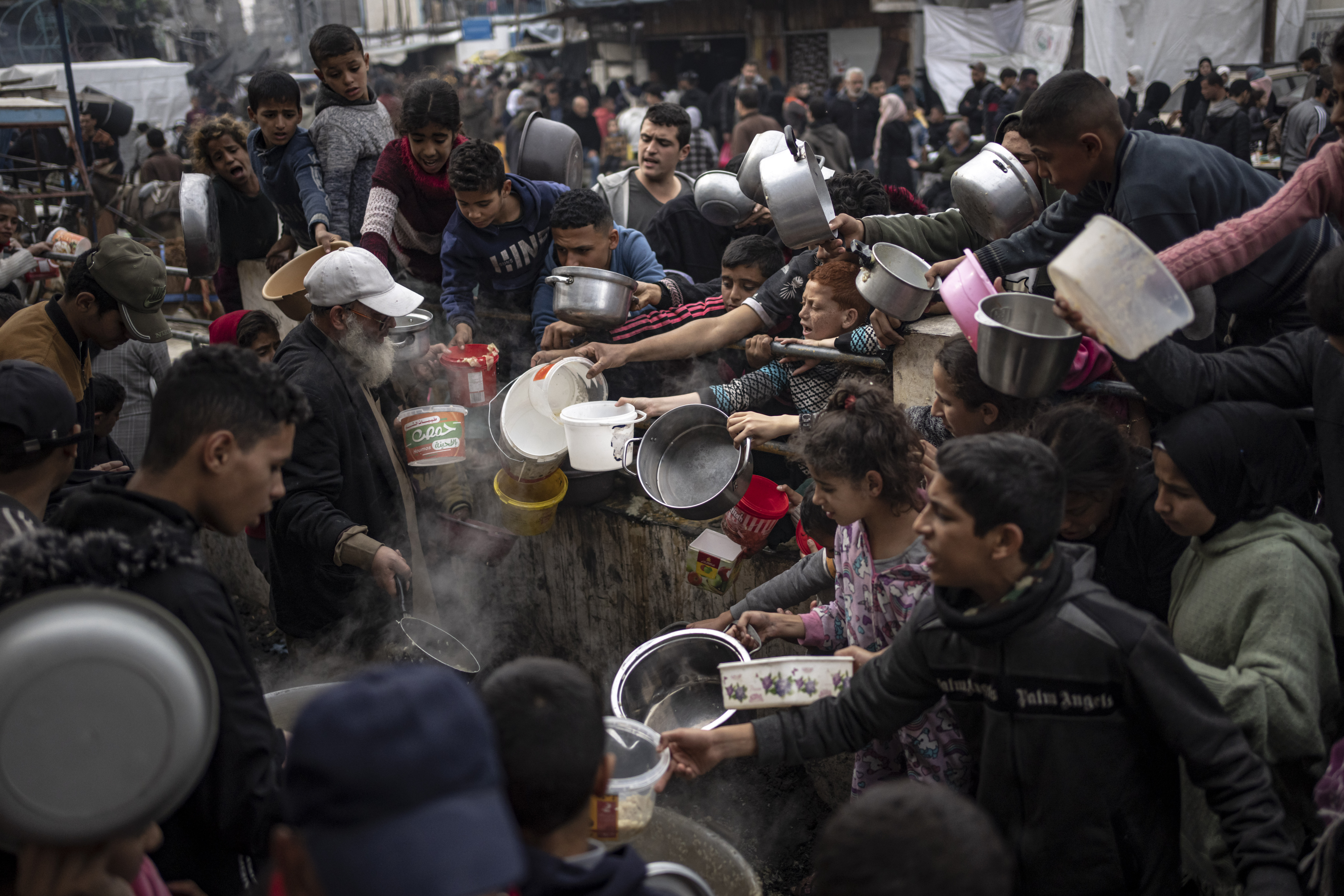 غزہ میں  بھوک سے فلسطینی  تڑپ رہے ہیں۔۔۔۔ ( PHOTO: AP)