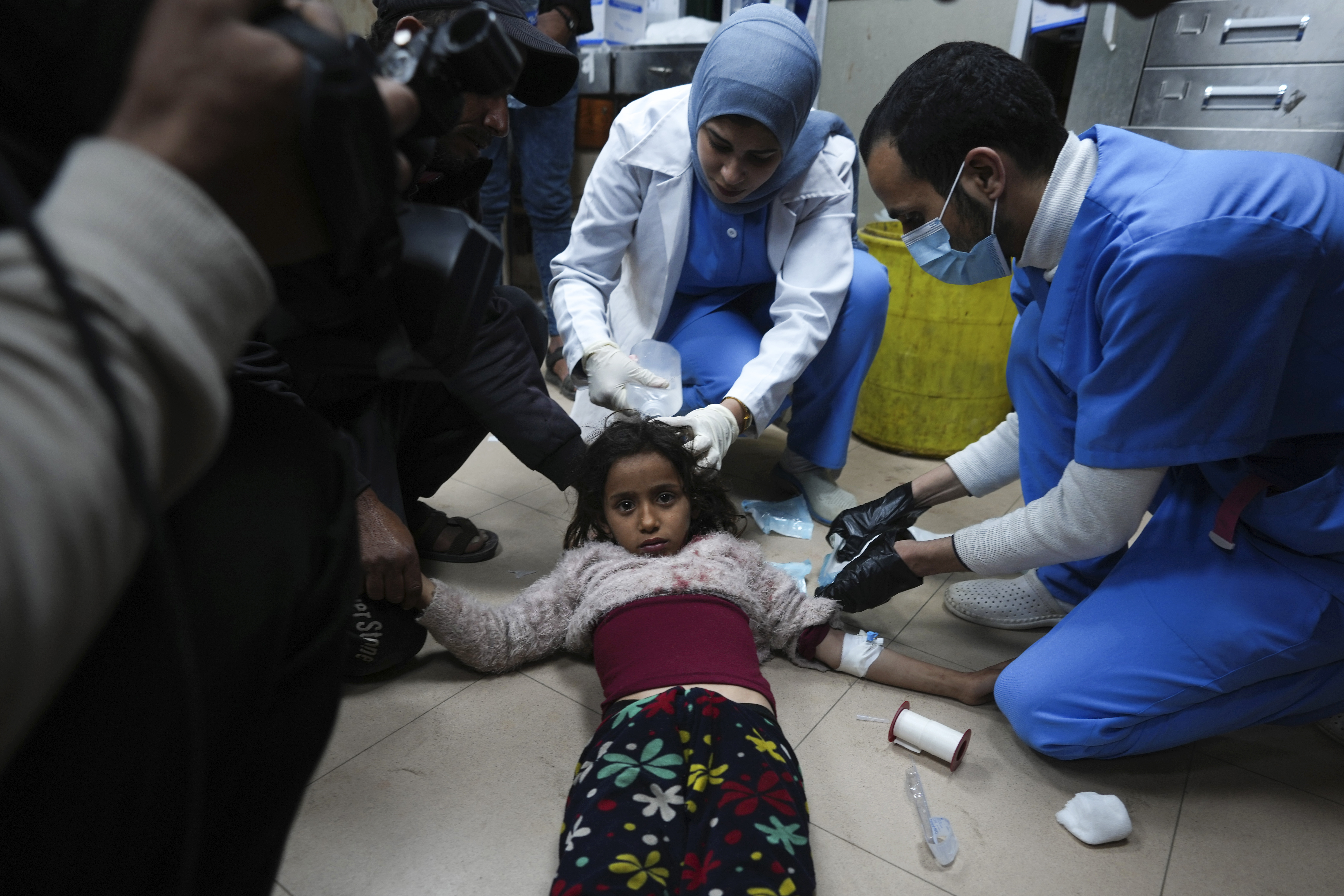 اسرائیلی حملے میں زخمی ایک معصوم فلسطینی۔۔۔ ( PHOTO: AP)