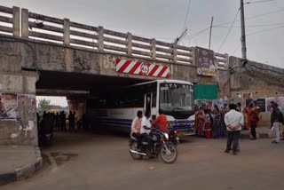 rtc_bus_stukked_in_under_bridge