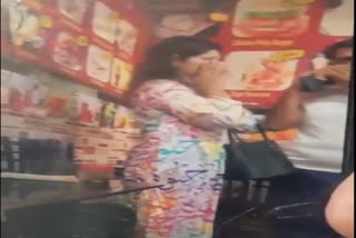 pakistan mob surrounded a woman