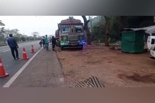 Andhra Pradesh  bus collides with parked truck  ആന്ധ്രപ്രദേശിൽ ട്രക്കിൽ ബസിടിച്ചു  ബസ്‌ അപകടം