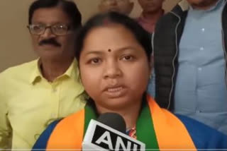 Geeta Koda, wife of former Jharkhand Chief Minister Madhu Koda, left the Congress party and joined the BJP ahead of the Lok Sabha election. She is unhappy with alliances formed by the Congress party in the state.