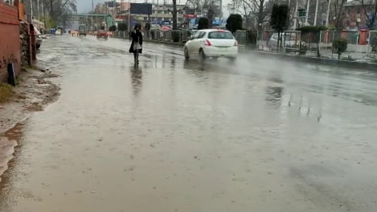 Dry Spell Ends in Kashmir With Rain And Snow; Heavy Precipitation Likely