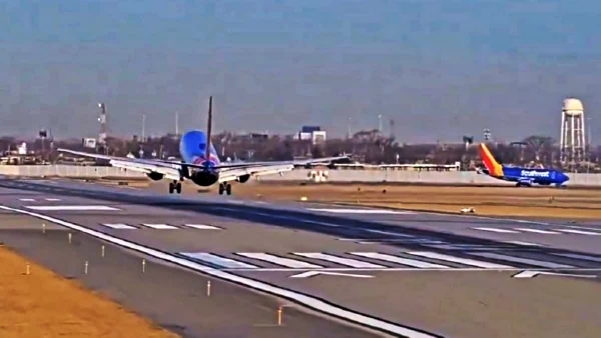 Chicago Midway Airport  Southwest plane and a private jet  Southwest Airlines Flight  Flexjet 560 landing news