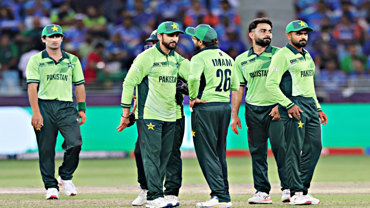 WASIM AKRAM SLAMS PAKISTAN TEAM