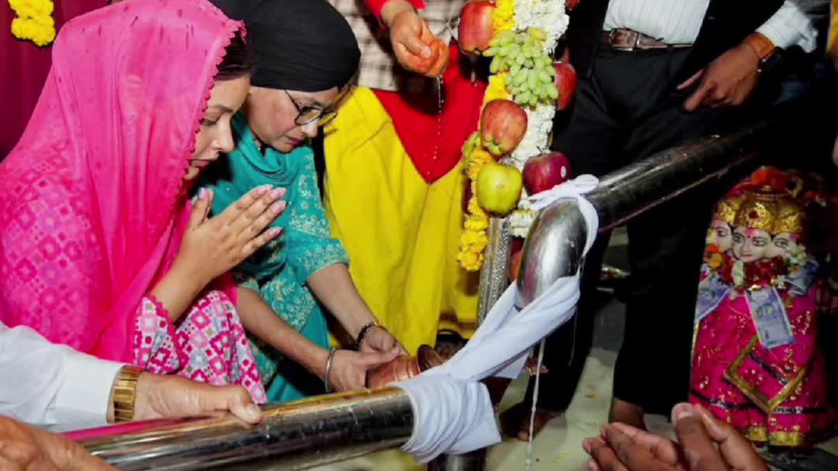 CM WIFE AND SSP KHANNA IN MANDIR