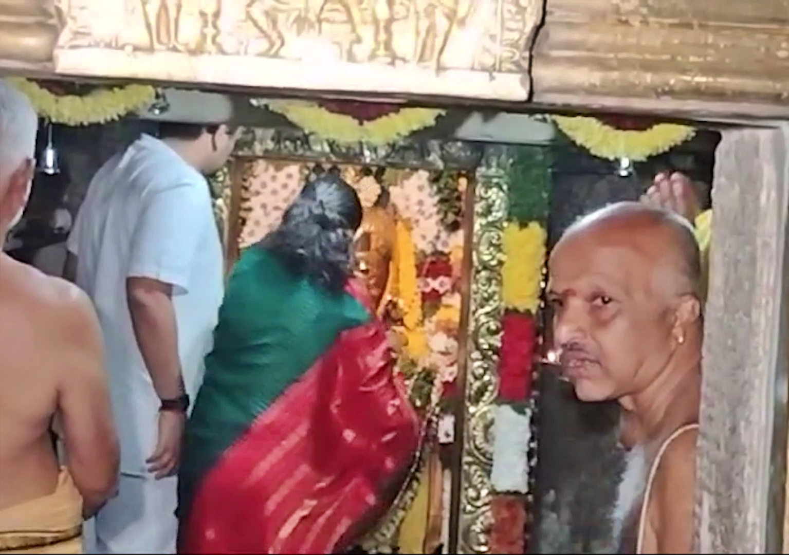 WADIYAR DYNASTY FAMILY MEMBERS WORSHIPED AT TRINAYANESWARA SWAMI TEMPLE