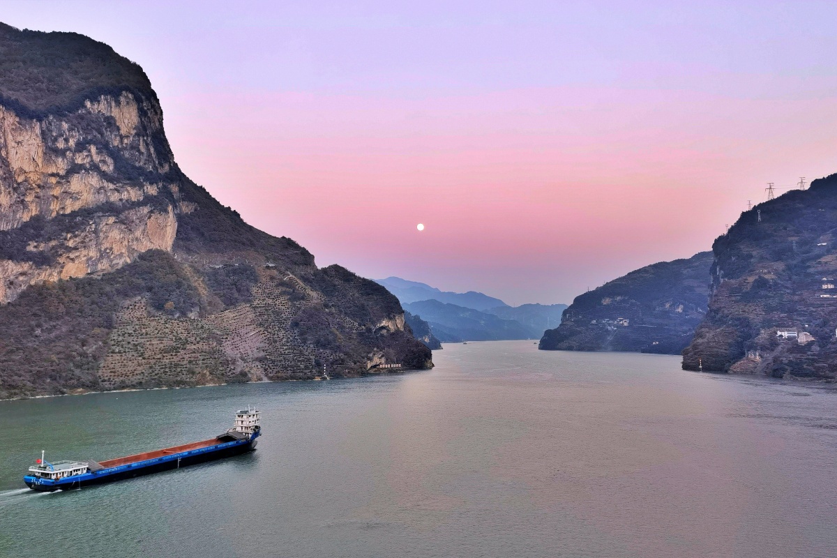 Yangtze River flows through it