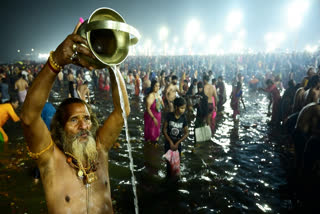 Devotees perform rituals after taking a holy dip in the Ganga river on the occasion of Maha Shivratri festival during Maha Kumbh Mela 2025, in Prayagraj, Wednesday, Feb. 26, 2025.