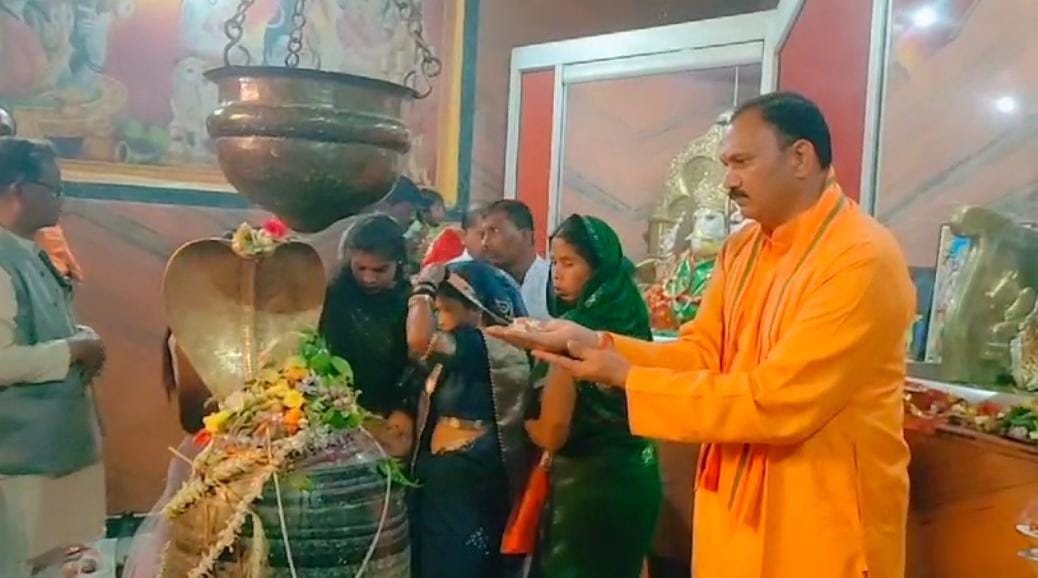 Minister Shyam Bihari offered prayers