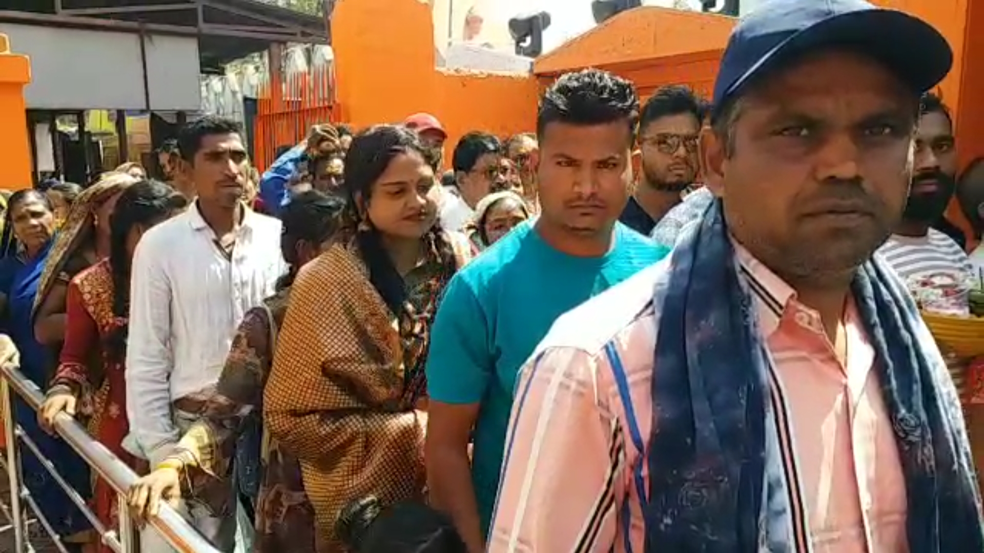 Devotees at Hatkeshwar Nath Dham