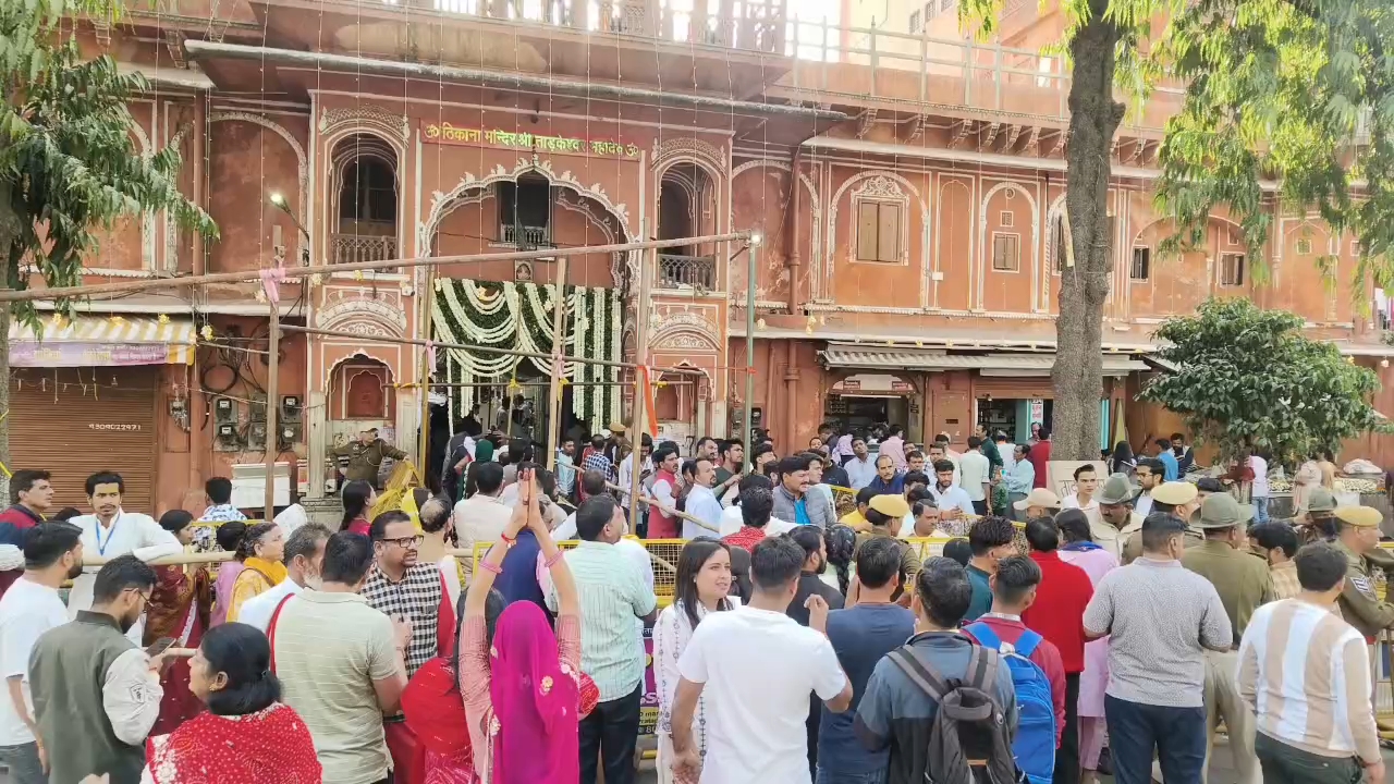 मंदिर में उमड़ा भक्तों का सैलाब