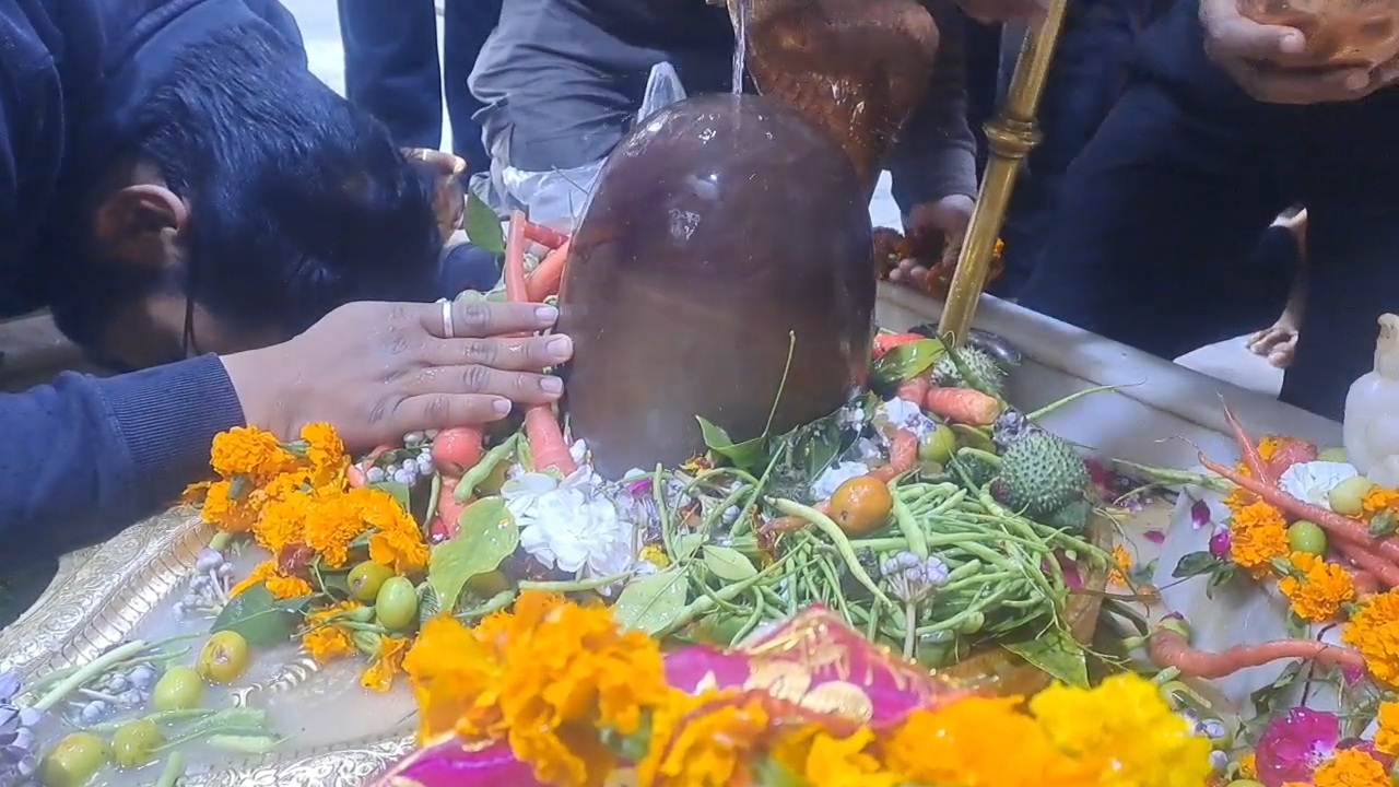 शिवालयों में भक्तों ने की पूजा अर्चना