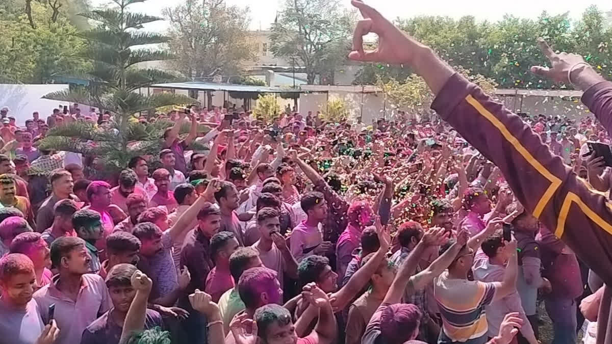 Policemen celebrated Holi in Jaipur police line