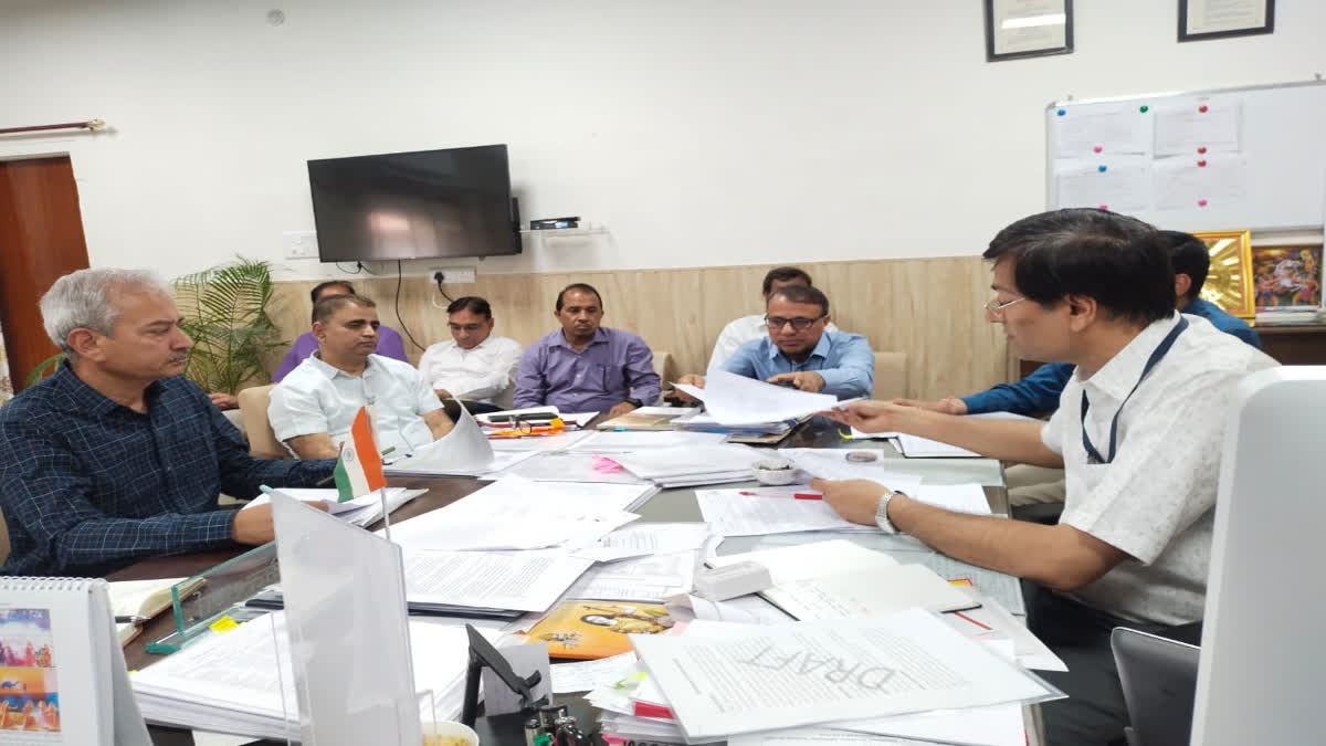 Jaipur. Government Secretary of Water Supply Department, Samit Sharma addressing the meeting of officials