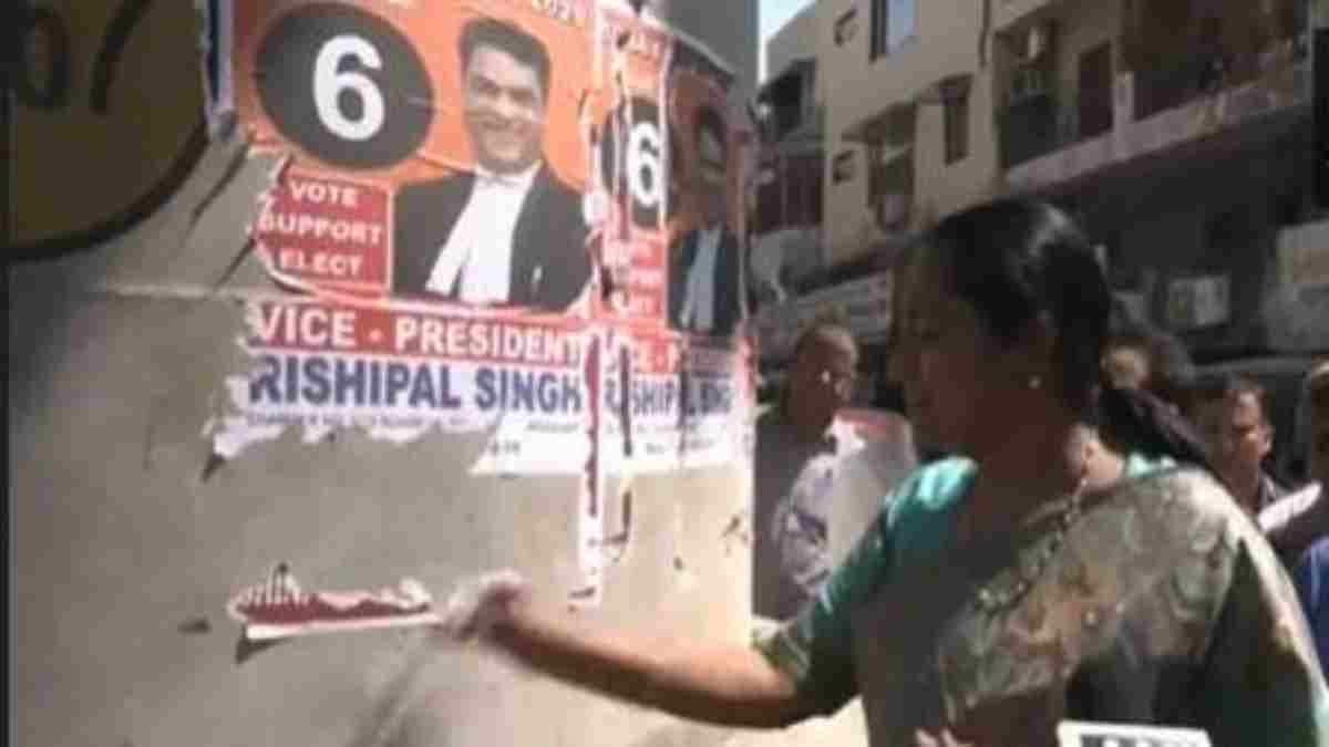 दिल्ली के सीएम ने मेट्रो खंभों का निरीक्षण किया