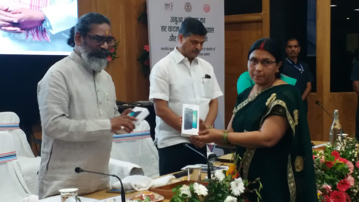 Hemant government gave smartphones to Anganwadi workers
