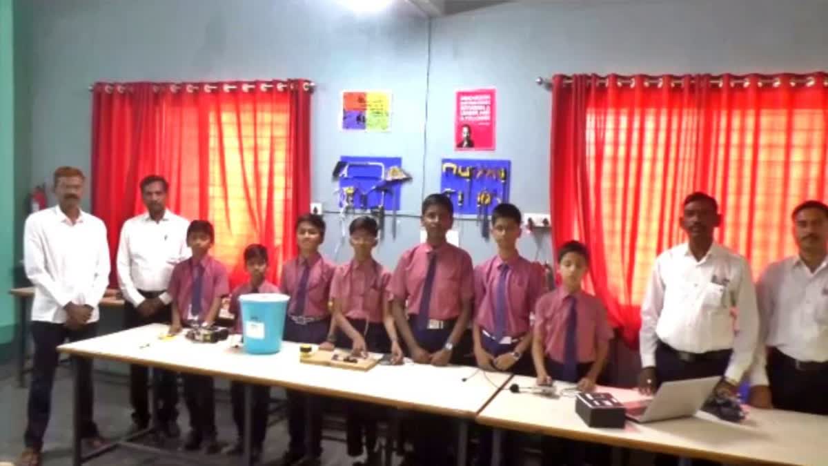 Students Make Smart Shoes for Blind People Buzzer Will Sound Before they Stumble