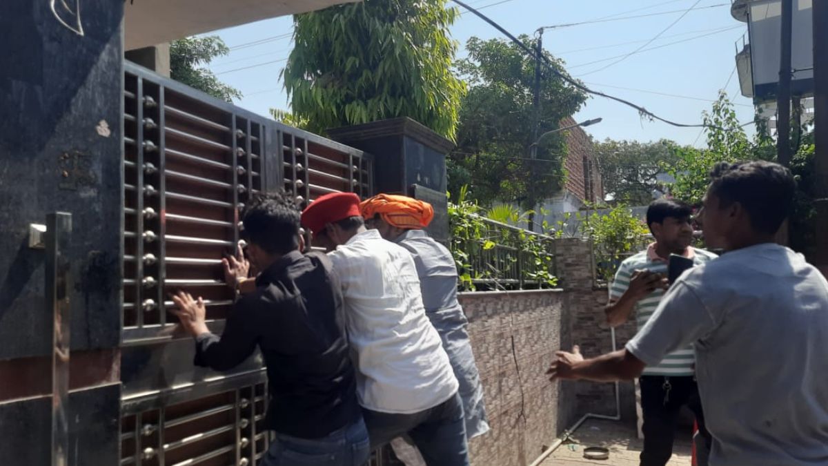राणा सांगा पर टिप्पणी के खिलाफ सपा सांसद रामजी लाल सुमन के आवास का गेट तोड़ने की कोशिश.