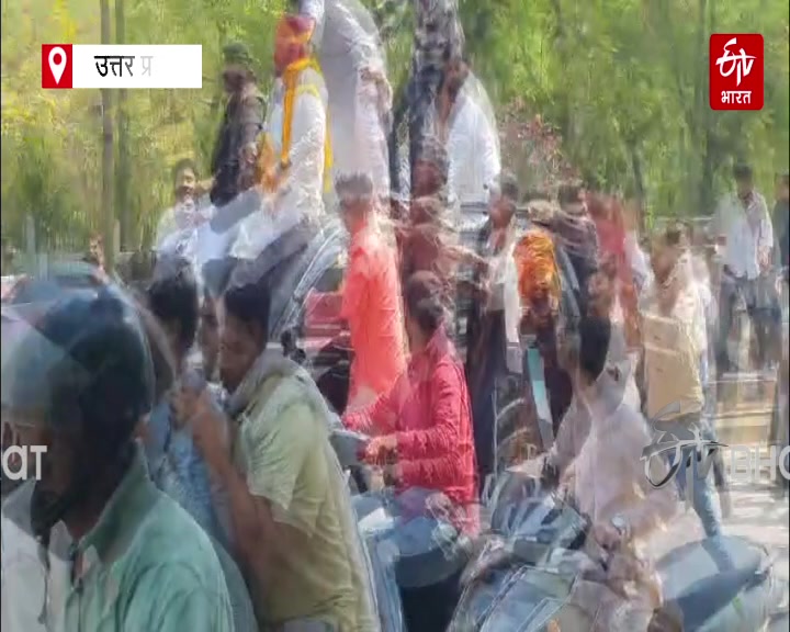 राणा सांगा पर टिप्पणी के खिलाफ सपा सांसद रामजी लाल सुमन का आवास घेरने बुलडोजर के साथ पहुंचे करणी सेना के कार्यकर्ता.