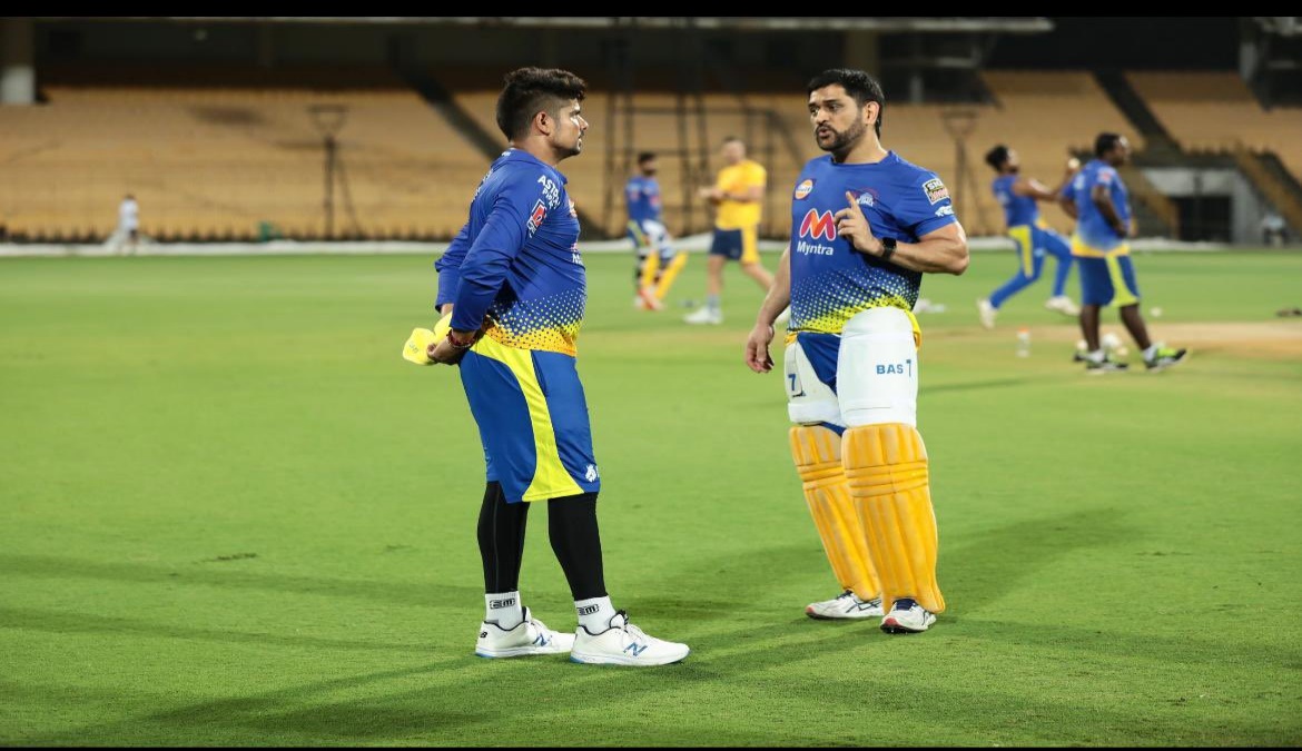મહેન્દ્ર સિંઘ ધોની સાથે કર્ણ શર્મા