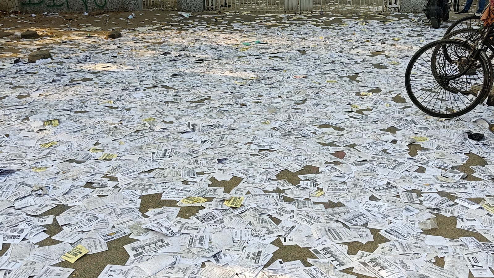 कॉलेज के बाहर बिखरा परचा
