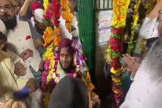 مولانا کے وزن کے برابر سکّوں سے تول کر استقبال