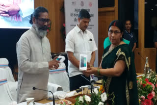 Hemant government gave smartphones to Anganwadi workers