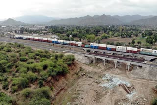 डबल स्टैक कंटेनर ट्रेन (फाइल फोटो)