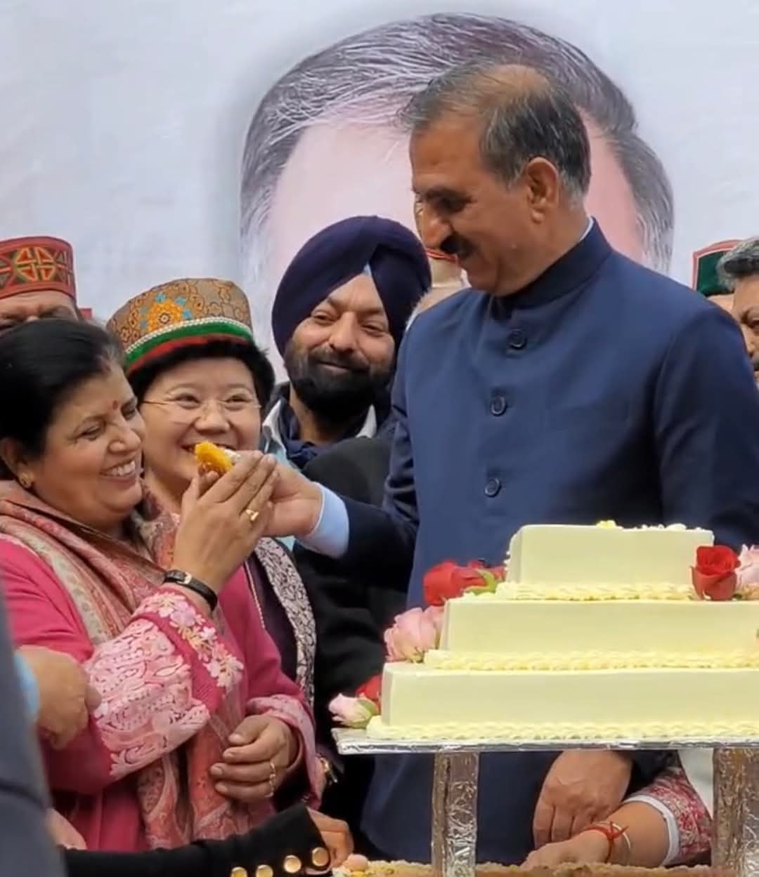 जन्मदिन पर सीएम सुक्खू अपनी पत्नी कमलेश ठाकुर के साथ