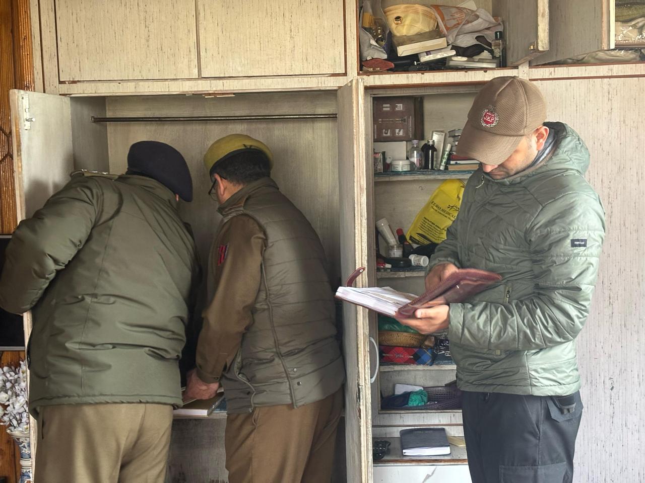 जम्मू कश्मीर में पुलिस की बड़ी कार्रवाई