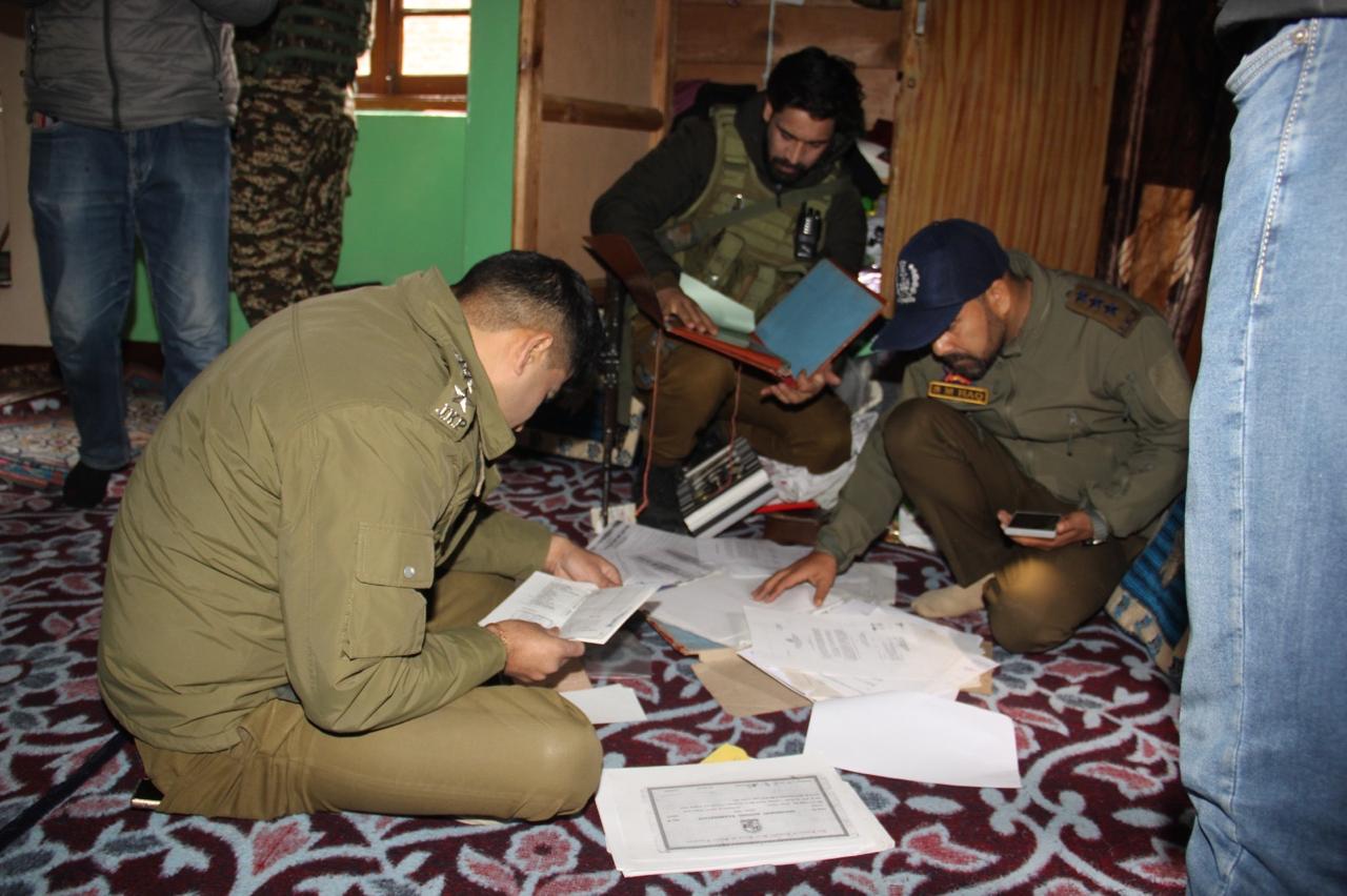 जम्मू कश्मीर में पुलिस की बड़ी कार्रवाई