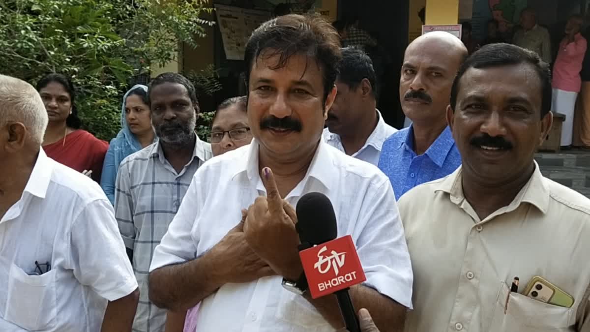 LOK SABHA ELECTION 2024  LDF CANDIDATE AM ARIF  വോട്ട് രേഖപ്പെടുത്തി എഎം ആരിഫ്  AM ARIF CASTS HIS VOTE