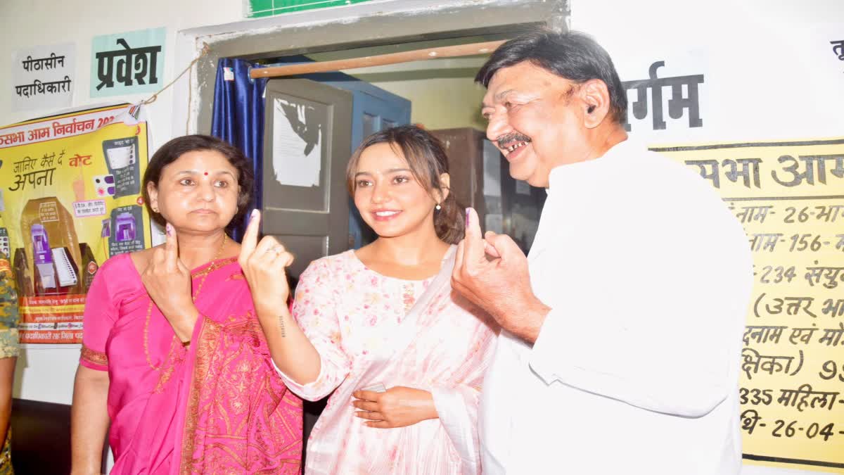 'मुझे पूरा यकीन है भागलपुर जीतेगा,' अभिनेत्री नेहा शर्मा डाला वोट, पिता अजीत शर्मा की किस्मत EVM में हो रही कैद