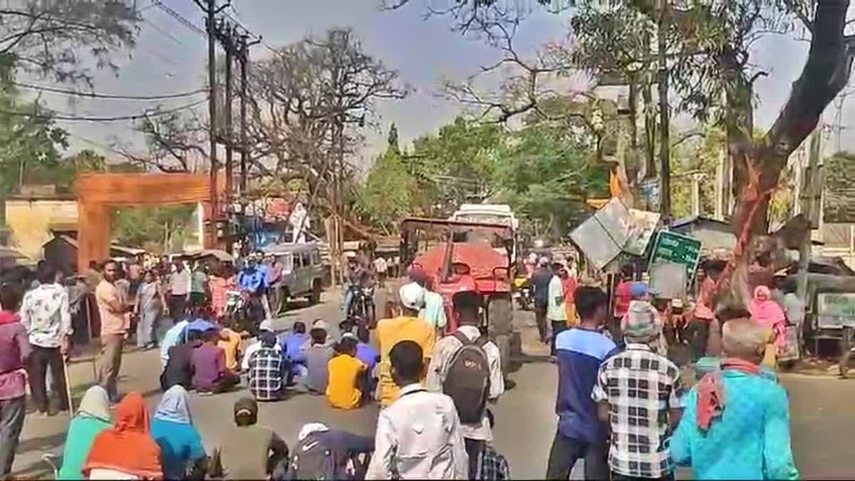 students blocked road in Pakur
