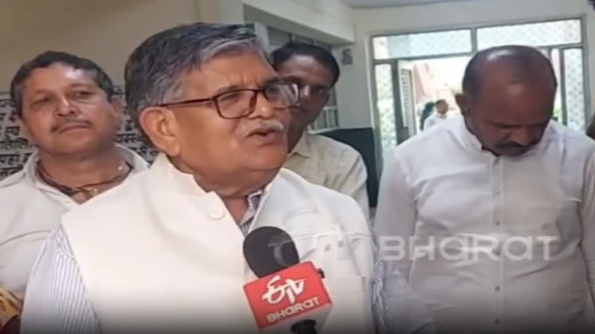 Assam Governor Gulab Chand Kataria on Friday cast his vote at a polling booth in Rajasthan’s Udaipur. Kataria arrived with his wife to cast his vote. Speaking to ETV Bharat, Kataria said that this is a great festival of democracy. Everyone should cast their vote to have strong government.