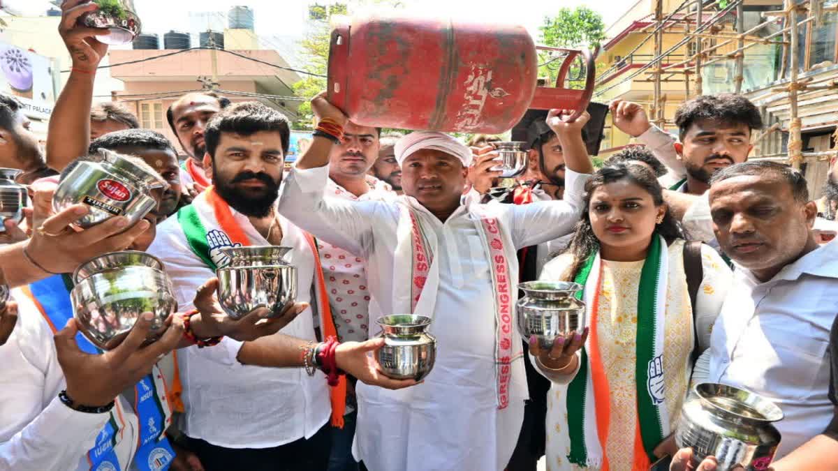 ರಾಜಾಜಿನಗರ ಮತಗಟ್ಟೆ ಬಳಿ ಖಾಲಿ ಚೊಂಬು ಪ್ರದರ್ಶನ