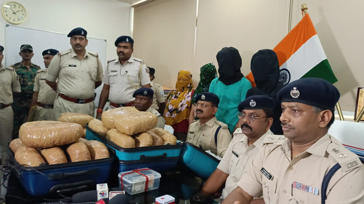 गांजा तस्करी के बड़े रैकेट का खुलासा, दो महिला सहित चार गिरफ्तार - Ganja  smuggling racket in Ranchi