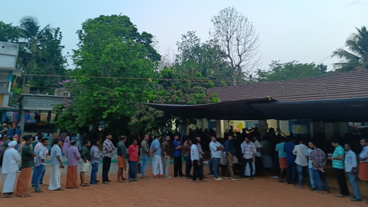 POLLING LAGS IN KOZHIKKODE  LOK SABHA ELECTION 2024 KOZHIKKODE  കോഴിക്കോട്ട് വോട്ടർമാരുടെ നീണ്ട നിര  ലോക്‌സഭ തെരഞ്ഞെടുപ്പ് കോഴിക്കോട്