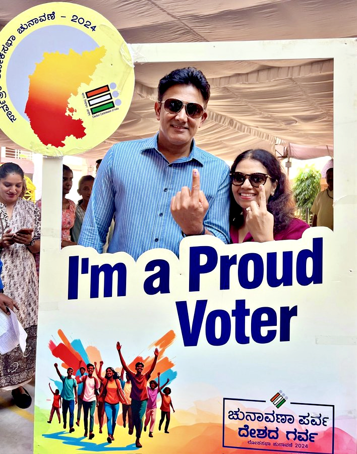 Anil Kumble casts his vote in Bengaluru