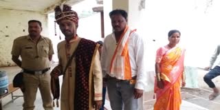 In Maharashtra, the groom voted before marriage (Photo ETV Bharat)
